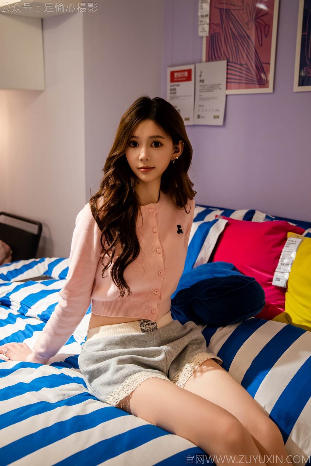 图片[71]-足愉心 NO.014 心凌（搭配：粉色上衣、灰色短裤、宽松板鞋、白色棉袜、裸足）[125P] – 速更版-美库