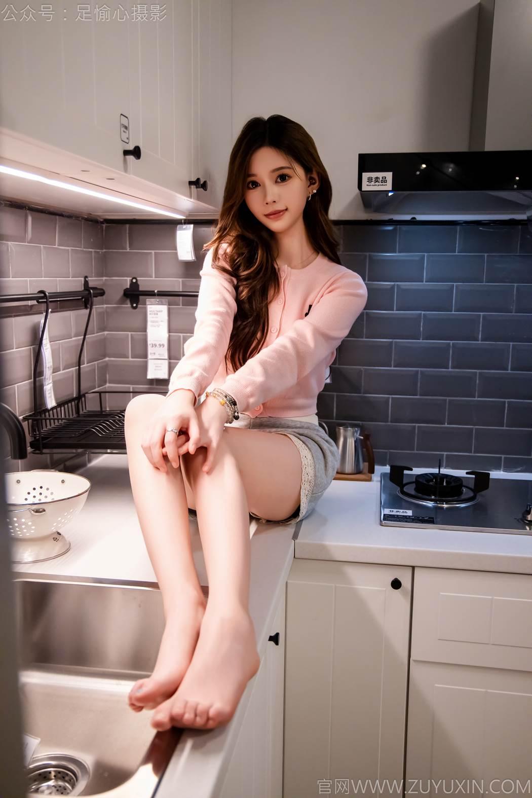 图片[90]-足愉心 NO.014 心凌（搭配：粉色上衣、灰色短裤、宽松板鞋、白色棉袜、裸足）[125P] – 速更版-美库