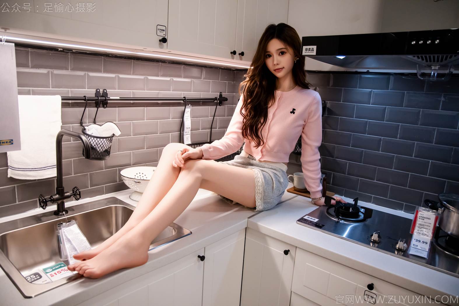 图片[92]-足愉心 NO.014 心凌（搭配：粉色上衣、灰色短裤、宽松板鞋、白色棉袜、裸足）[125P] – 速更版-美库