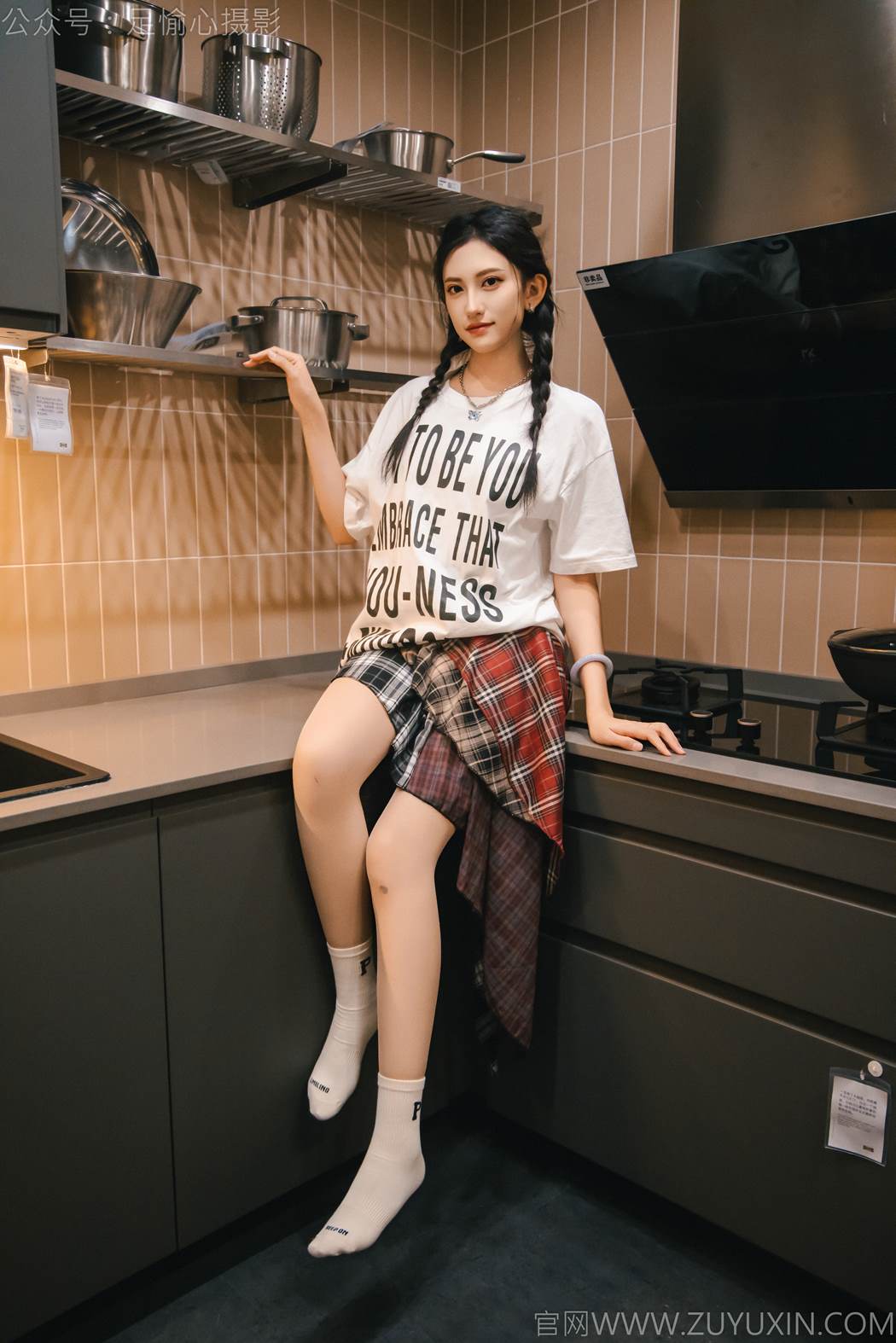 图片[18]-足愉心 NO.015 可乐（搭配：红色夹克、白T、短裙、马丁靴、肉丝色袜、白棉袜）[96P] – 速更版-美库