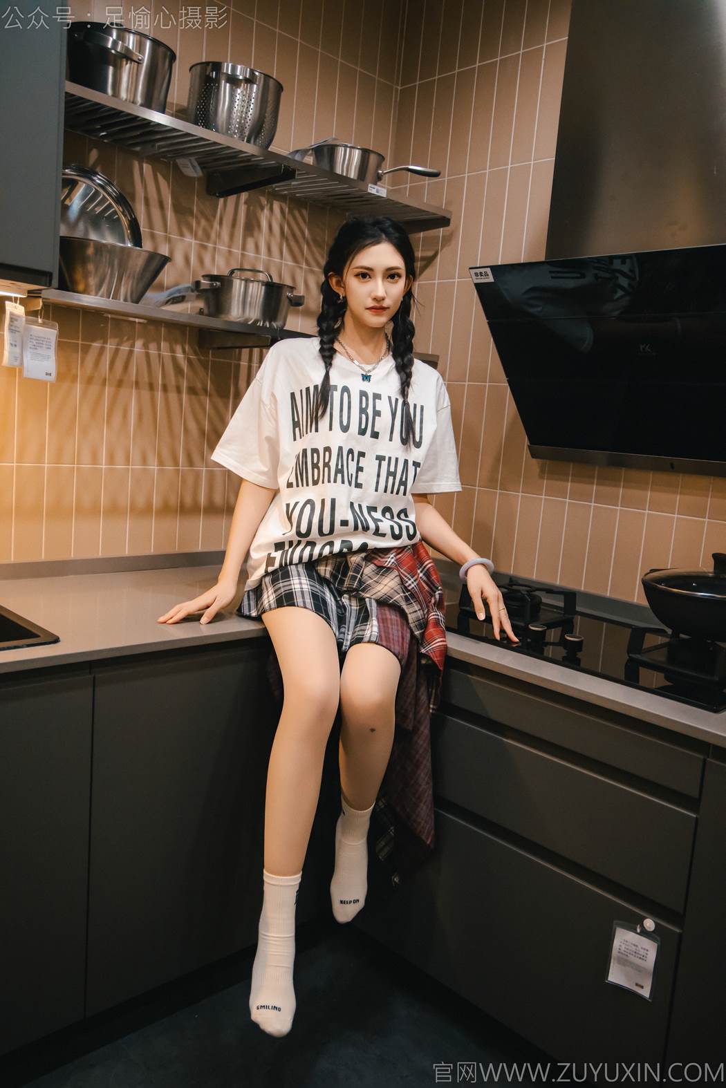 图片[22]-足愉心 NO.015 可乐（搭配：红色夹克、白T、短裙、马丁靴、肉丝色袜、白棉袜）[96P] – 速更版-美库