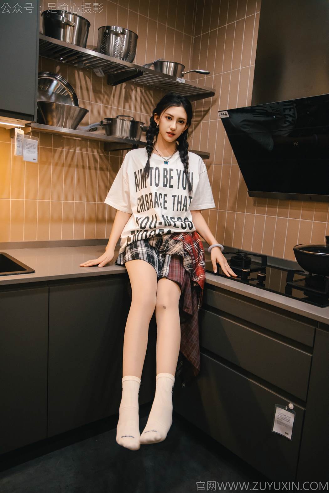 图片[24]-足愉心 NO.015 可乐（搭配：红色夹克、白T、短裙、马丁靴、肉丝色袜、白棉袜）[96P] – 速更版-美库