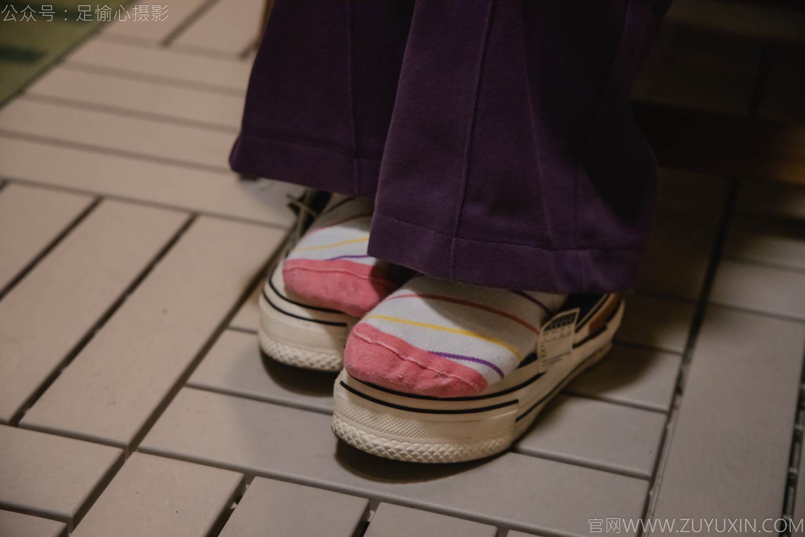 图片[57]-足愉心 NO.016 软软（搭配：灰色线套、紫色长裤、帆布鞋、卡通棉袜、裸足）[82P] – 速更版-美库