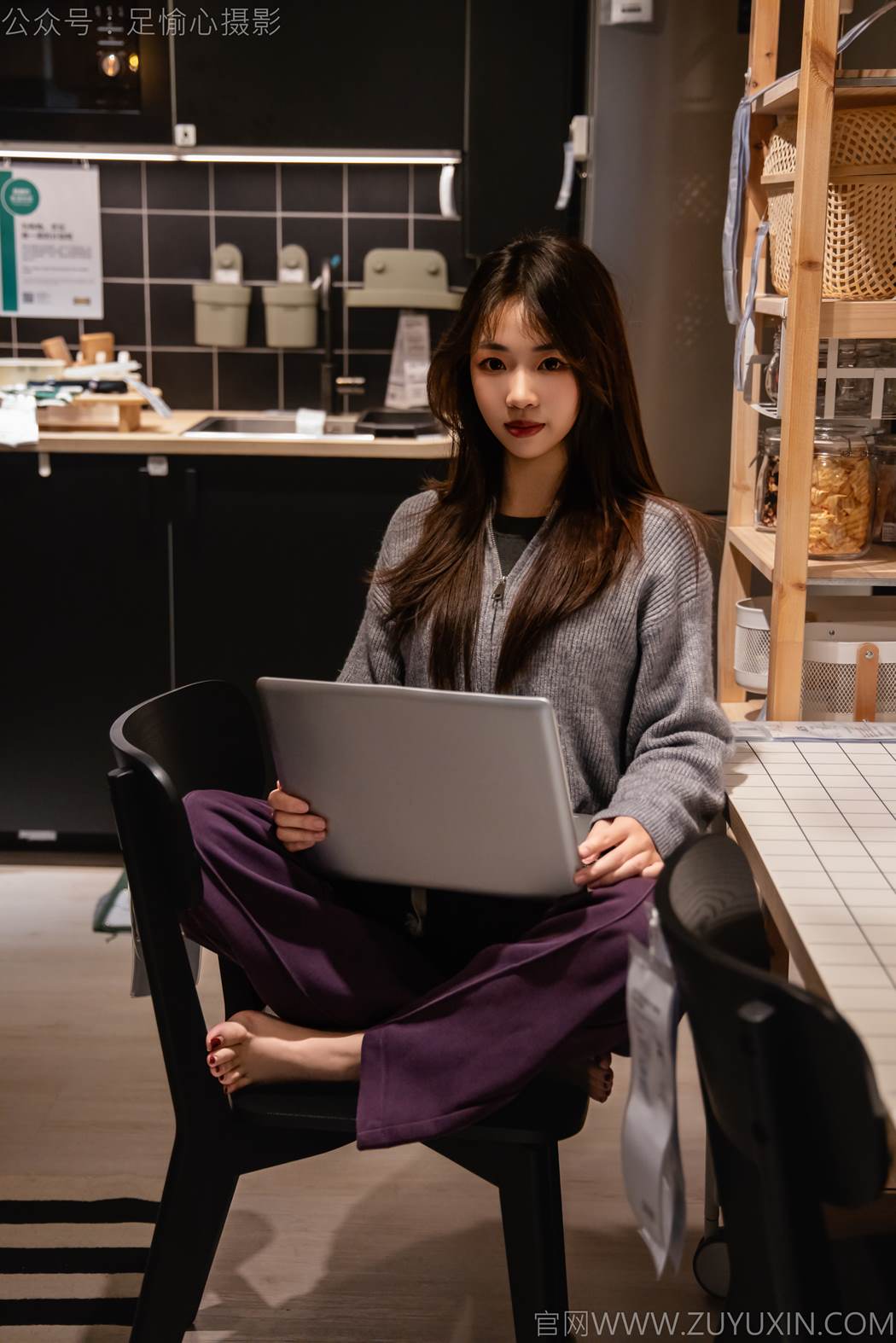 图片[77]-足愉心 NO.016 软软（搭配：灰色线套、紫色长裤、帆布鞋、卡通棉袜、裸足）[82P] – 速更版-美库