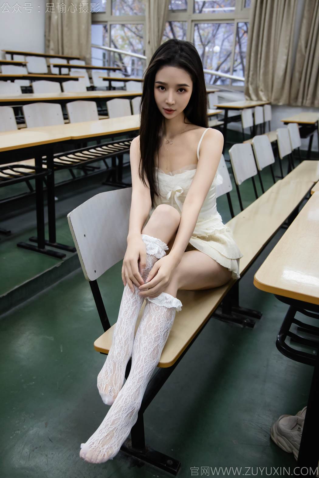 图片[11]-足愉心 NO.017 南南（搭配：针织长衣、白色吊带、运动鞋、白色丝袜、裸足）[110P] – 速更版-美库