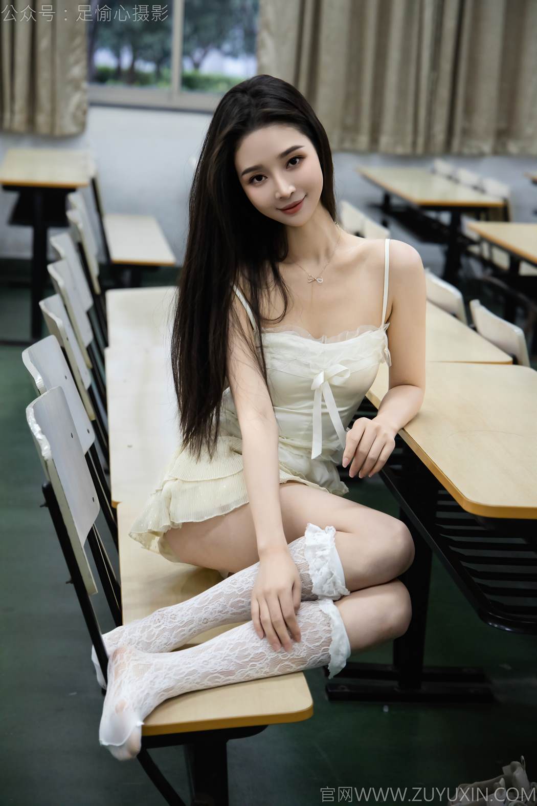 图片[15]-足愉心 NO.017 南南（搭配：针织长衣、白色吊带、运动鞋、白色丝袜、裸足）[110P] – 速更版-美库