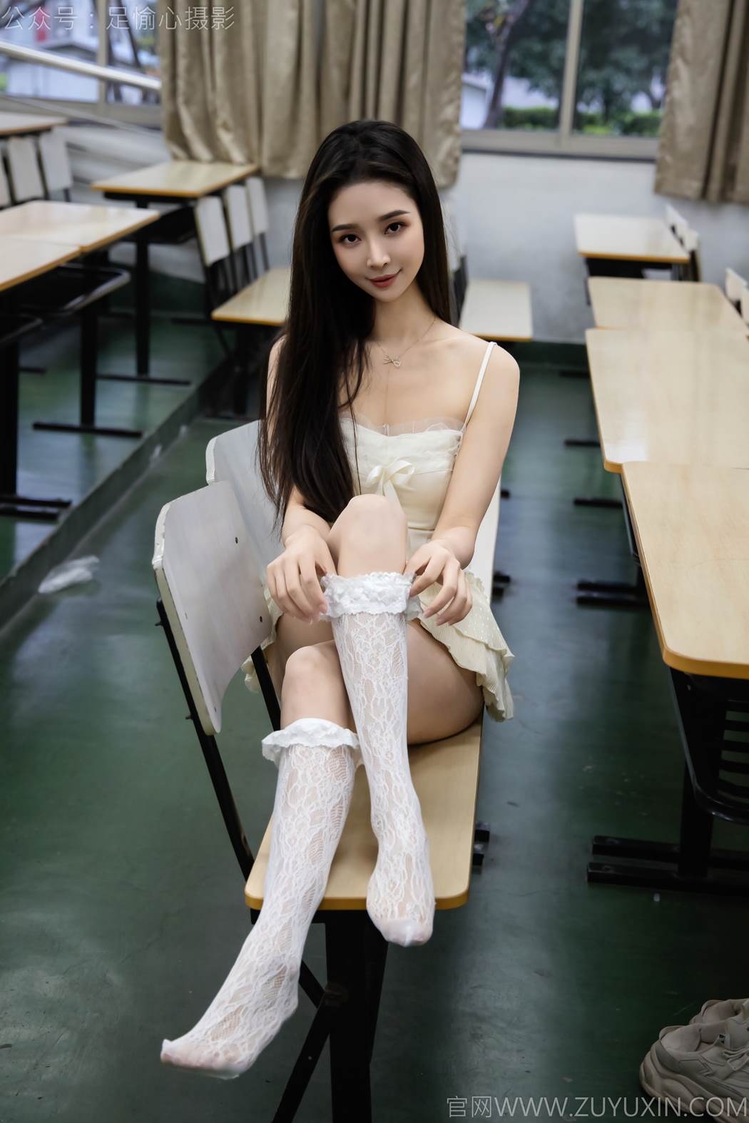 图片[16]-足愉心 NO.017 南南（搭配：针织长衣、白色吊带、运动鞋、白色丝袜、裸足）[110P] – 速更版-美库