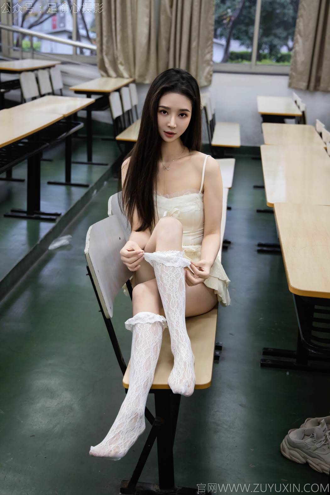 图片[17]-足愉心 NO.017 南南（搭配：针织长衣、白色吊带、运动鞋、白色丝袜、裸足）[110P] – 速更版-美库