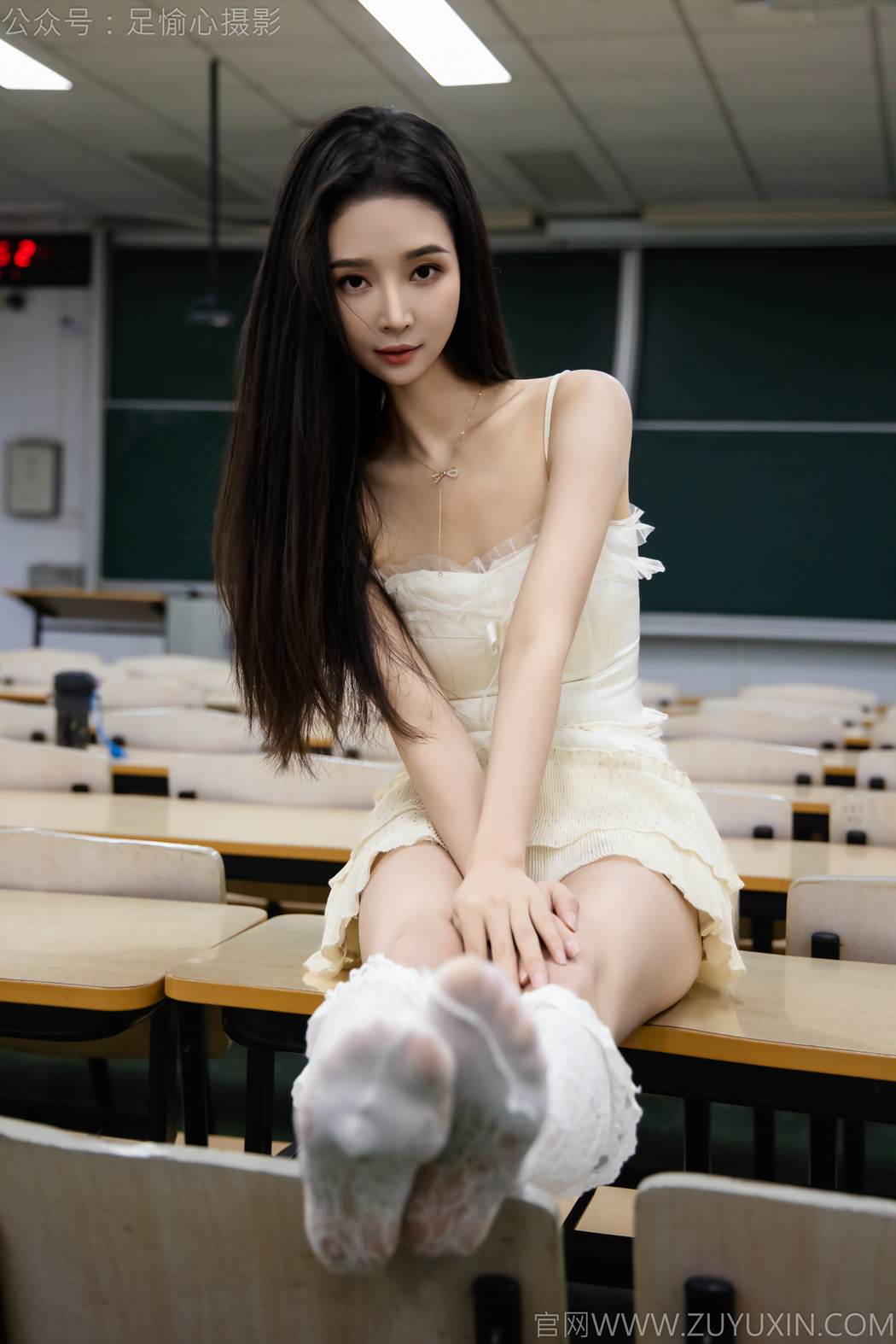 图片[23]-足愉心 NO.017 南南（搭配：针织长衣、白色吊带、运动鞋、白色丝袜、裸足）[110P] – 速更版-美库