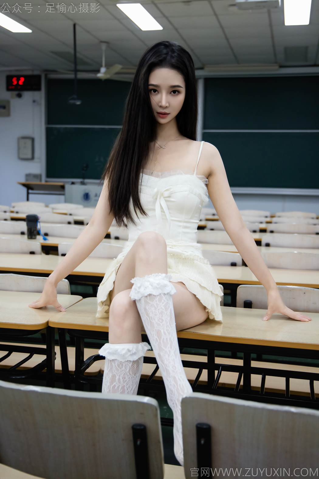 图片[24]-足愉心 NO.017 南南（搭配：针织长衣、白色吊带、运动鞋、白色丝袜、裸足）[110P] – 速更版-美库