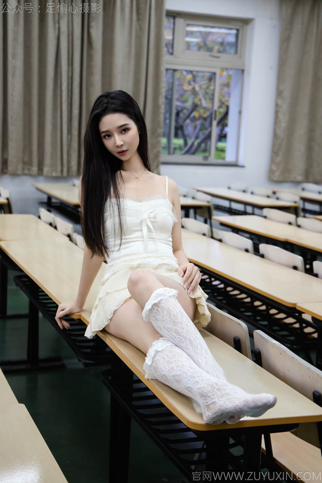 图片[27]-足愉心 NO.017 南南（搭配：针织长衣、白色吊带、运动鞋、白色丝袜、裸足）[110P] – 速更版-美库