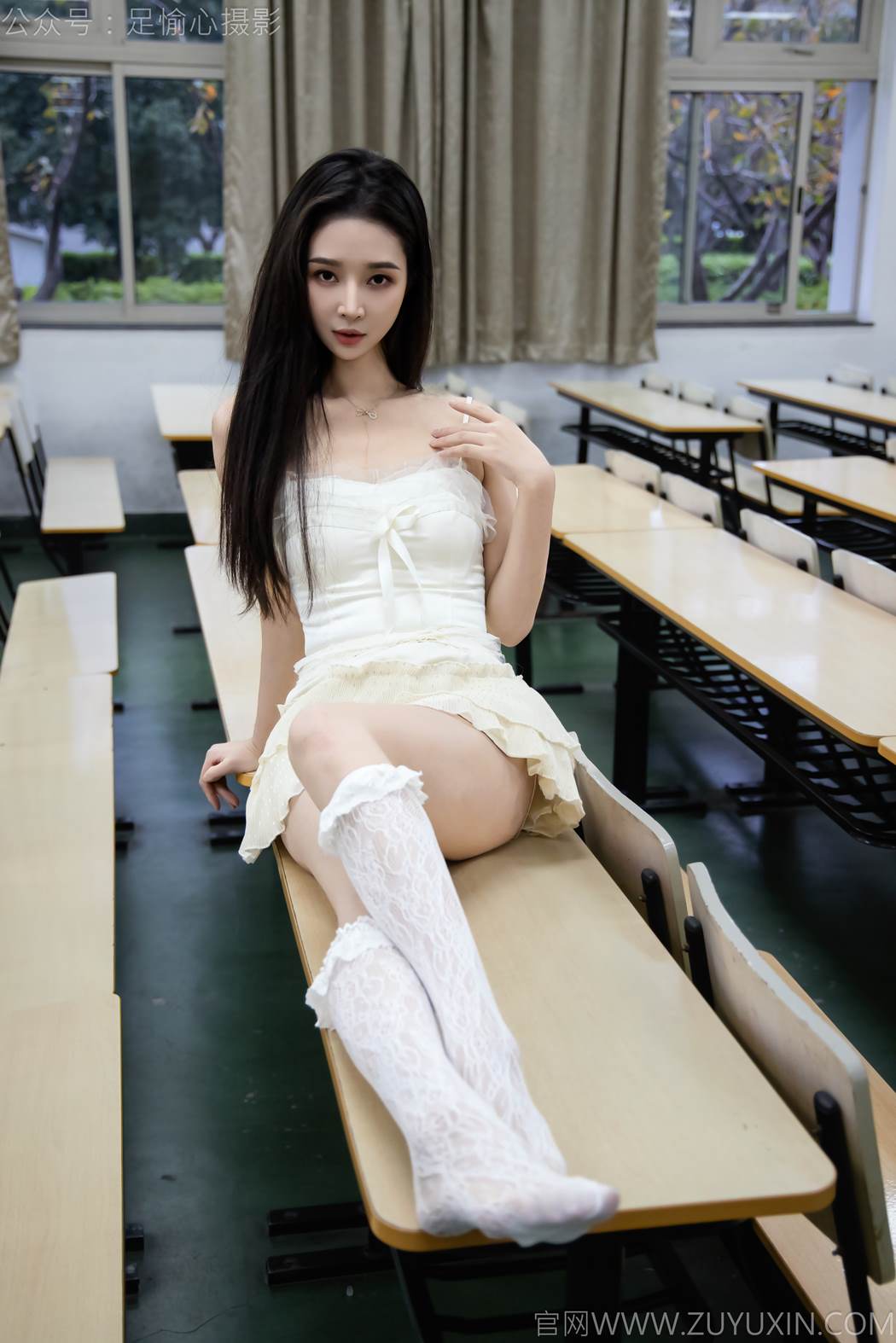 图片[28]-足愉心 NO.017 南南（搭配：针织长衣、白色吊带、运动鞋、白色丝袜、裸足）[110P] – 速更版-美库