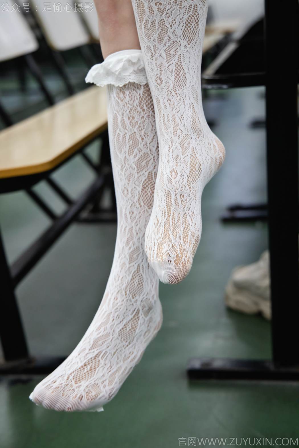 图片[37]-足愉心 NO.017 南南（搭配：针织长衣、白色吊带、运动鞋、白色丝袜、裸足）[110P] – 速更版-美库
