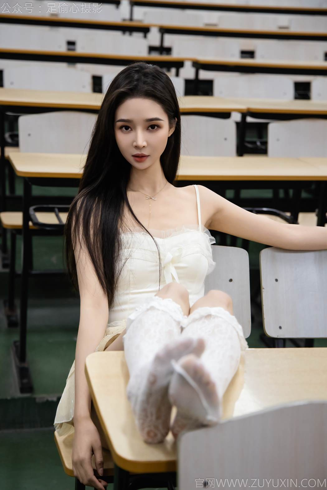 图片[41]-足愉心 NO.017 南南（搭配：针织长衣、白色吊带、运动鞋、白色丝袜、裸足）[110P] – 速更版-美库