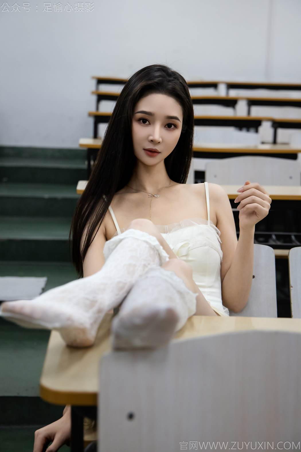 图片[45]-足愉心 NO.017 南南（搭配：针织长衣、白色吊带、运动鞋、白色丝袜、裸足）[110P] – 速更版-美库