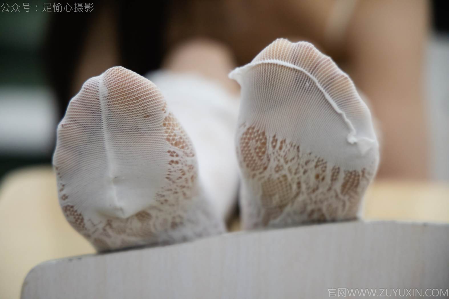 图片[47]-足愉心 NO.017 南南（搭配：针织长衣、白色吊带、运动鞋、白色丝袜、裸足）[110P] – 速更版-美库