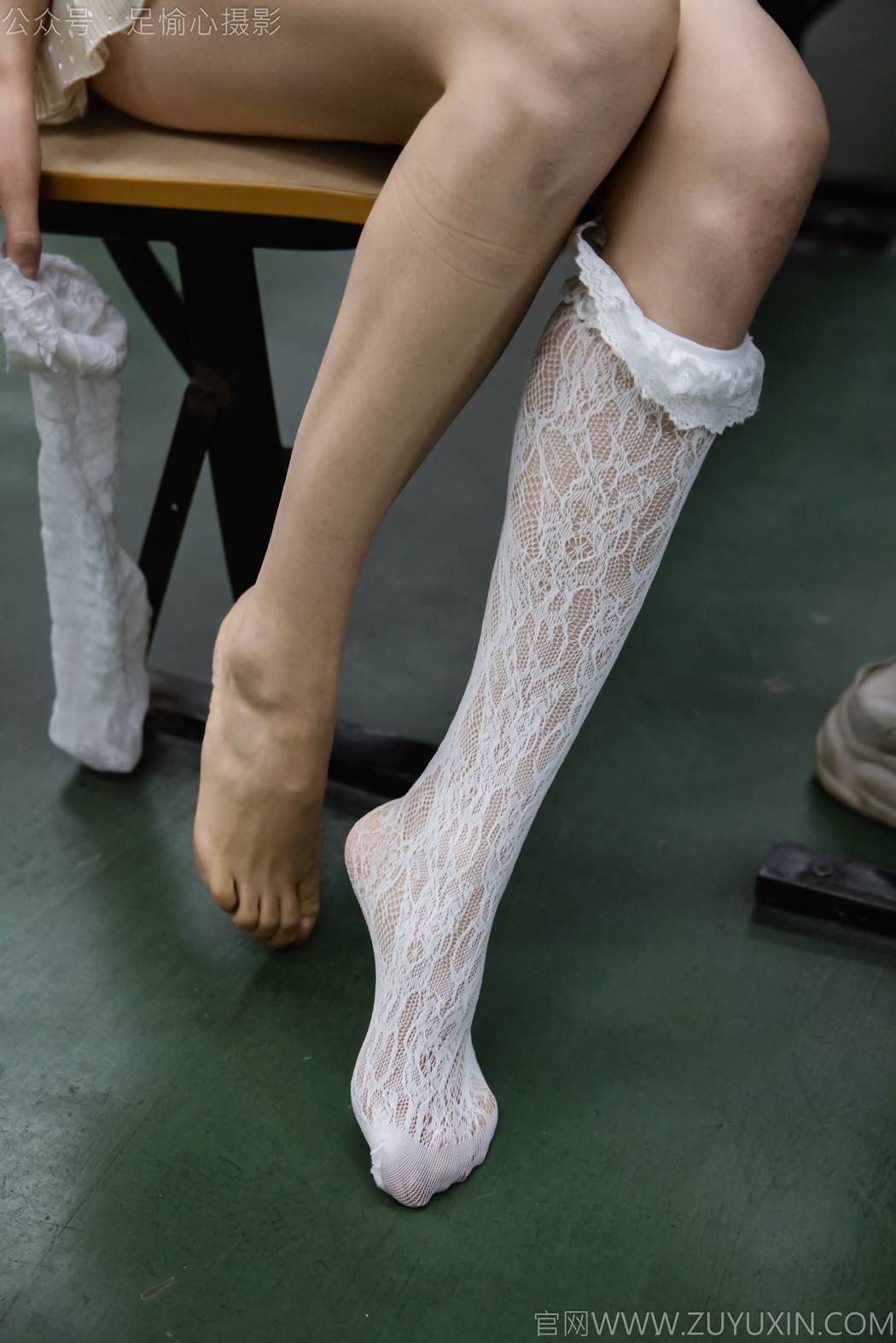 图片[54]-足愉心 NO.017 南南（搭配：针织长衣、白色吊带、运动鞋、白色丝袜、裸足）[110P] – 速更版-美库