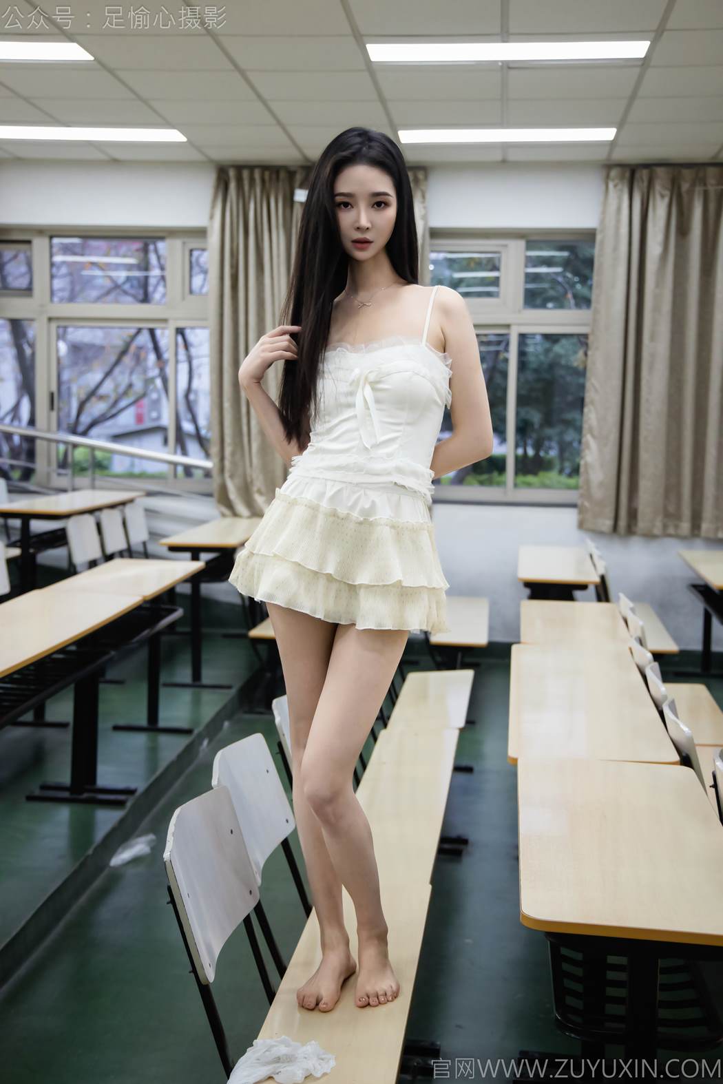 图片[65]-足愉心 NO.017 南南（搭配：针织长衣、白色吊带、运动鞋、白色丝袜、裸足）[110P] – 速更版-美库