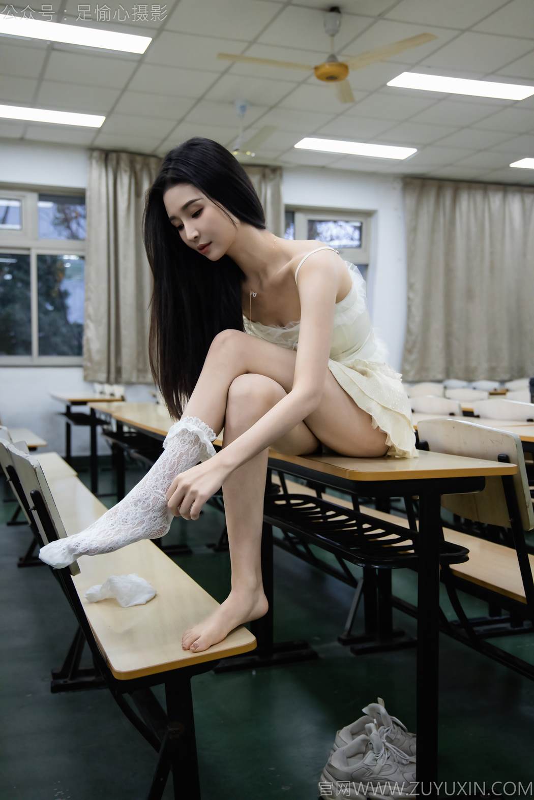 图片[95]-足愉心 NO.017 南南（搭配：针织长衣、白色吊带、运动鞋、白色丝袜、裸足）[110P] – 速更版-美库