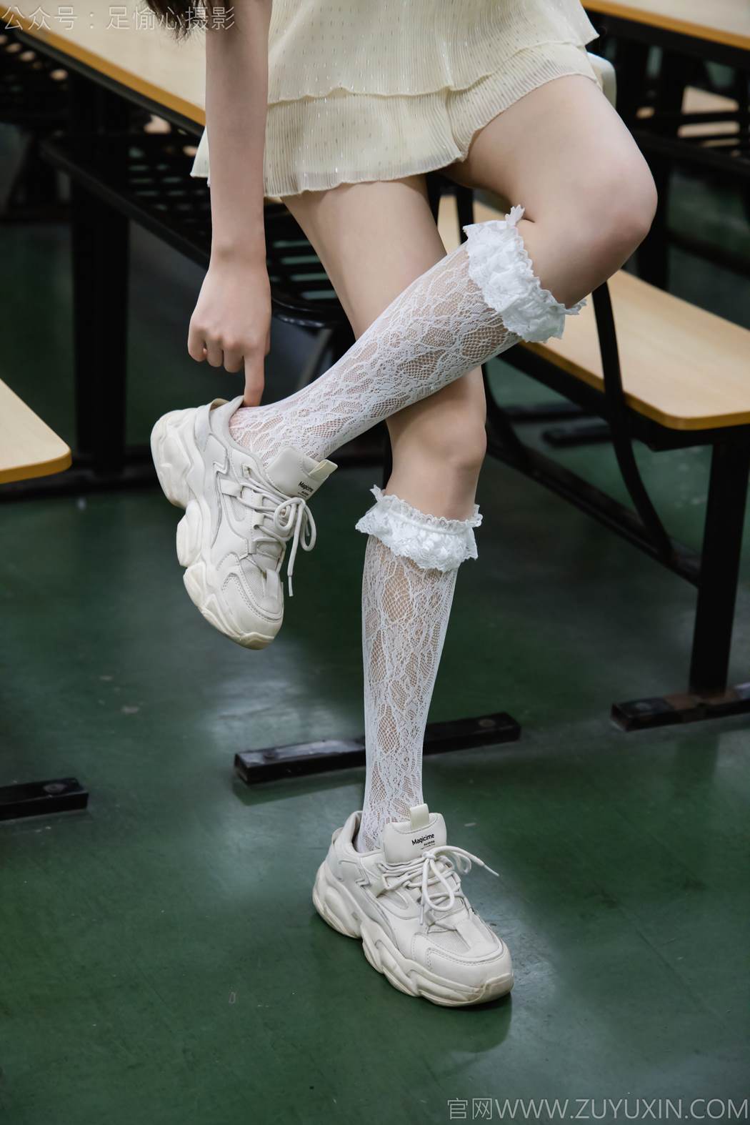 图片[101]-足愉心 NO.017 南南（搭配：针织长衣、白色吊带、运动鞋、白色丝袜、裸足）[110P] – 速更版-美库
