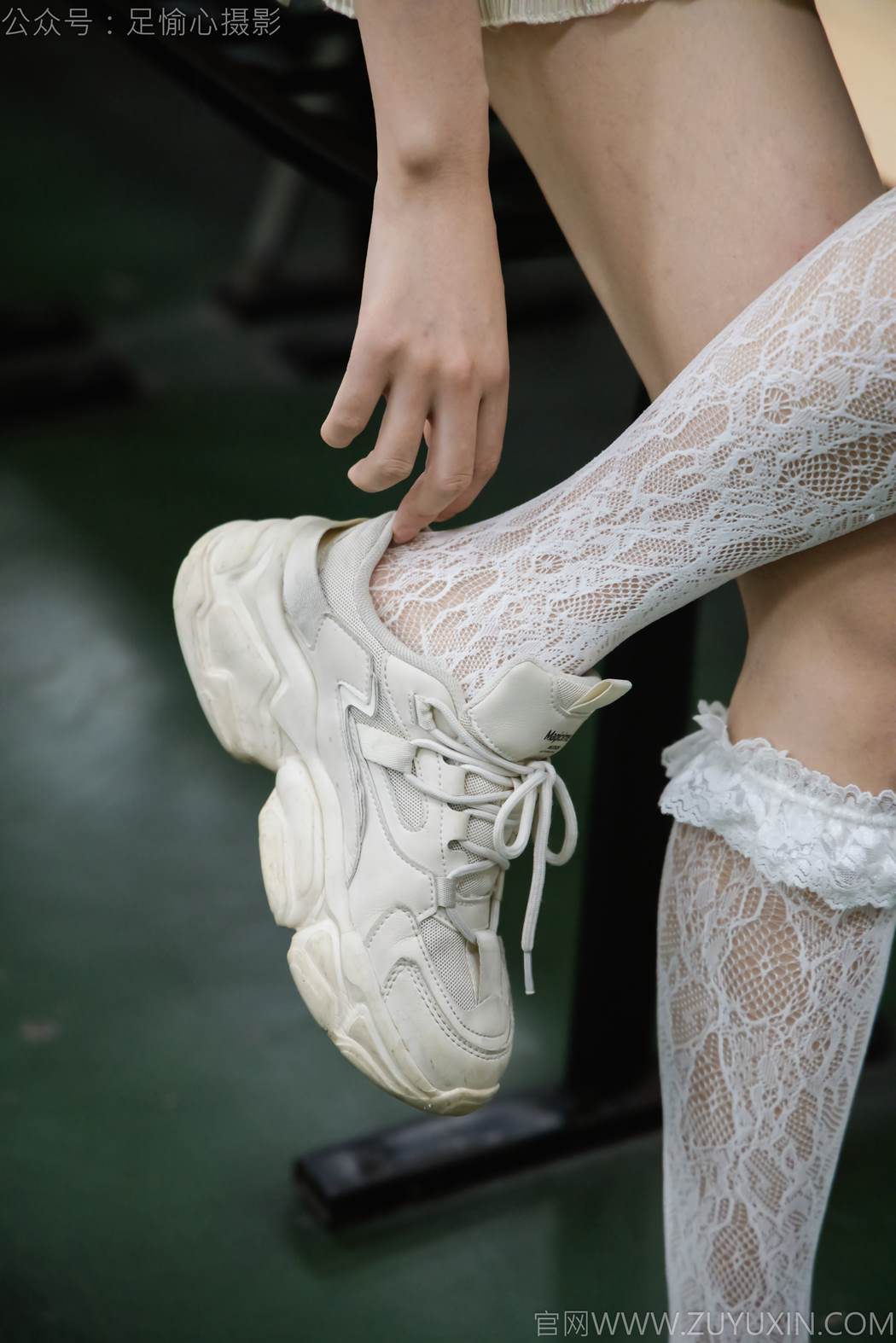 图片[102]-足愉心 NO.017 南南（搭配：针织长衣、白色吊带、运动鞋、白色丝袜、裸足）[110P] – 速更版-美库