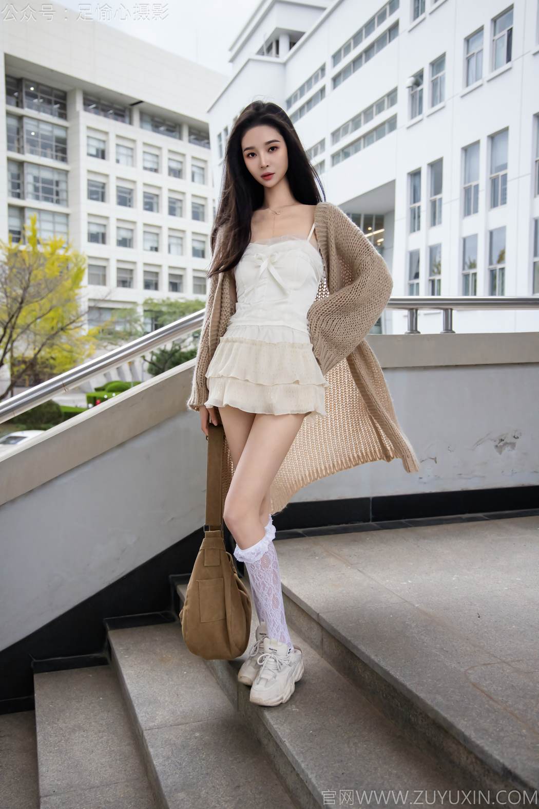 图片[104]-足愉心 NO.017 南南（搭配：针织长衣、白色吊带、运动鞋、白色丝袜、裸足）[110P] – 速更版-美库