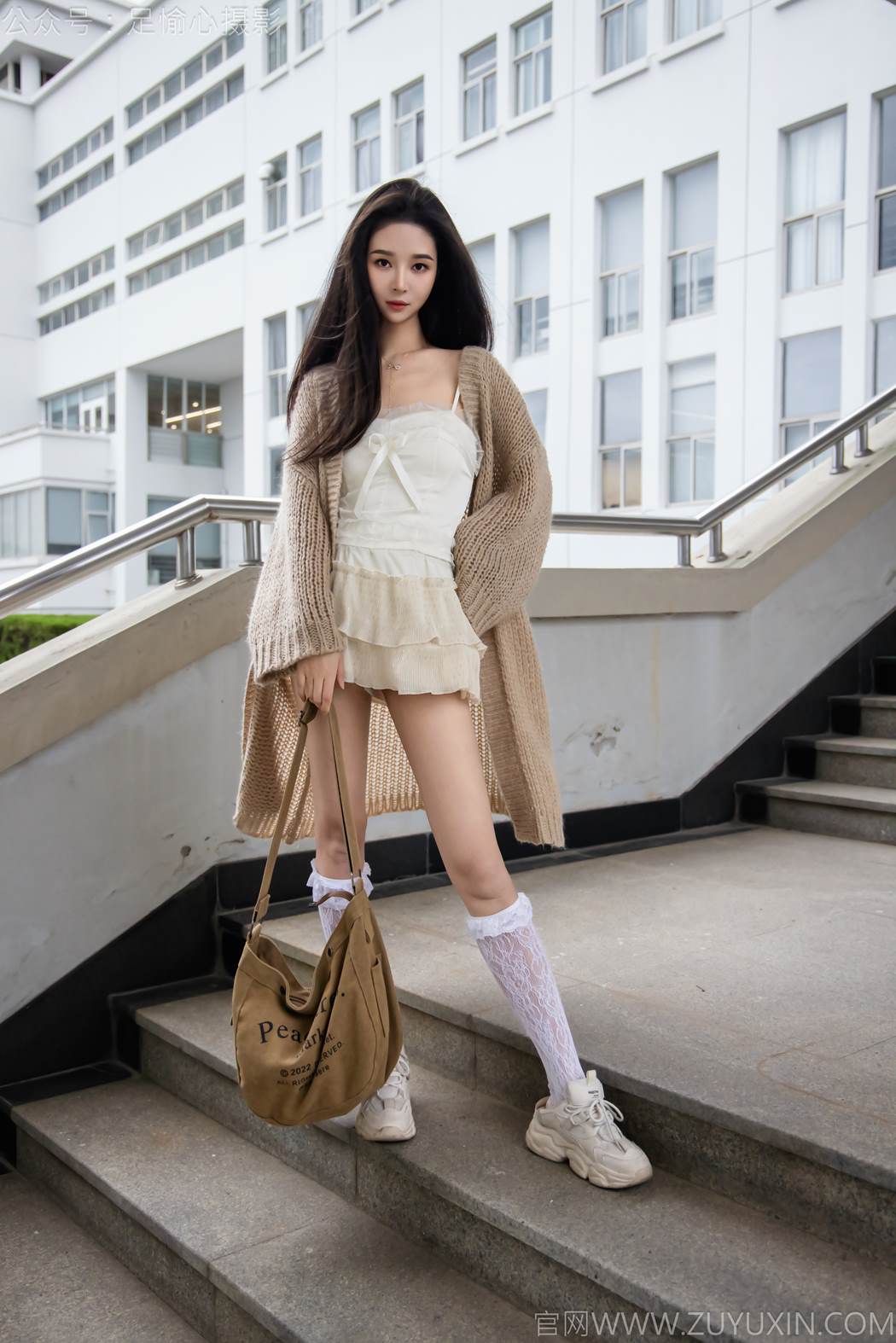 图片[105]-足愉心 NO.017 南南（搭配：针织长衣、白色吊带、运动鞋、白色丝袜、裸足）[110P] – 速更版-美库