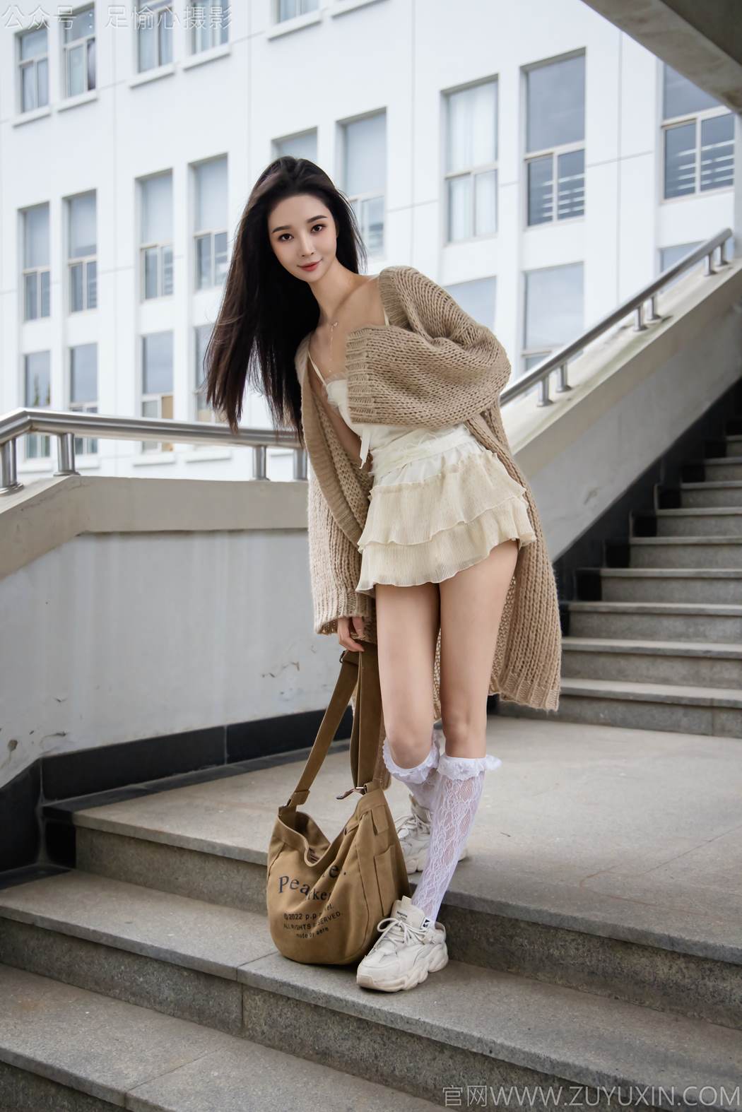 图片[106]-足愉心 NO.017 南南（搭配：针织长衣、白色吊带、运动鞋、白色丝袜、裸足）[110P] – 速更版-美库