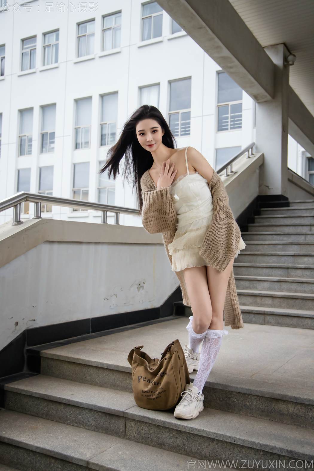 图片[107]-足愉心 NO.017 南南（搭配：针织长衣、白色吊带、运动鞋、白色丝袜、裸足）[110P] – 速更版-美库