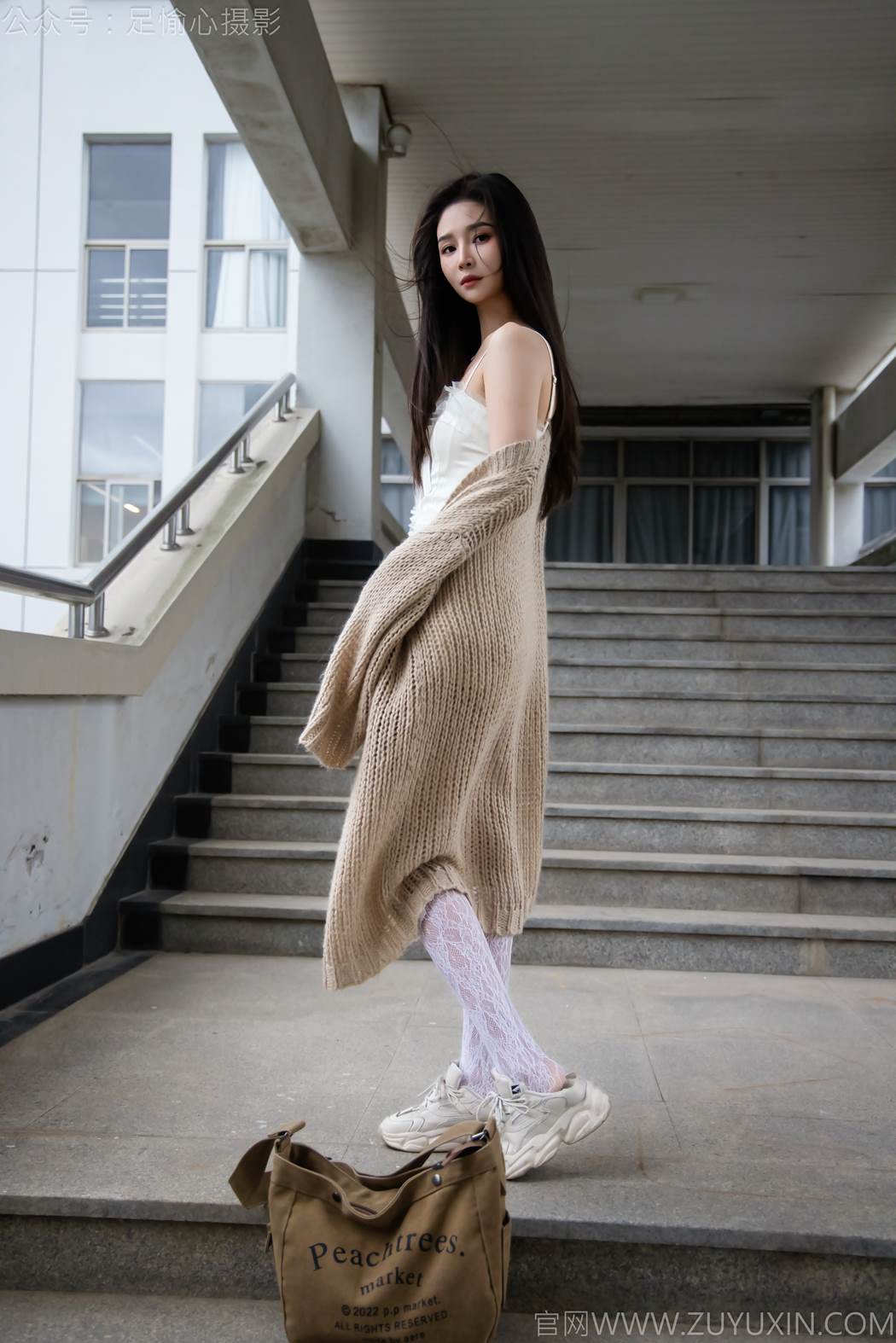 图片[109]-足愉心 NO.017 南南（搭配：针织长衣、白色吊带、运动鞋、白色丝袜、裸足）[110P] – 速更版-美库