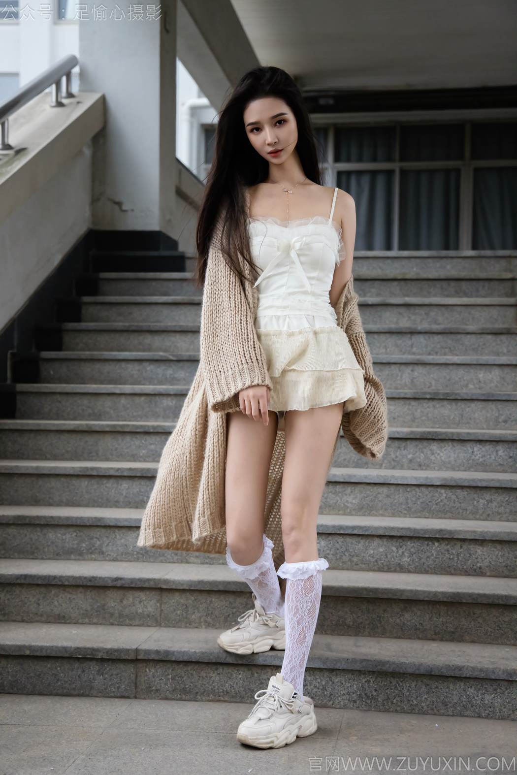图片[110]-足愉心 NO.017 南南（搭配：针织长衣、白色吊带、运动鞋、白色丝袜、裸足）[110P] – 速更版-美库