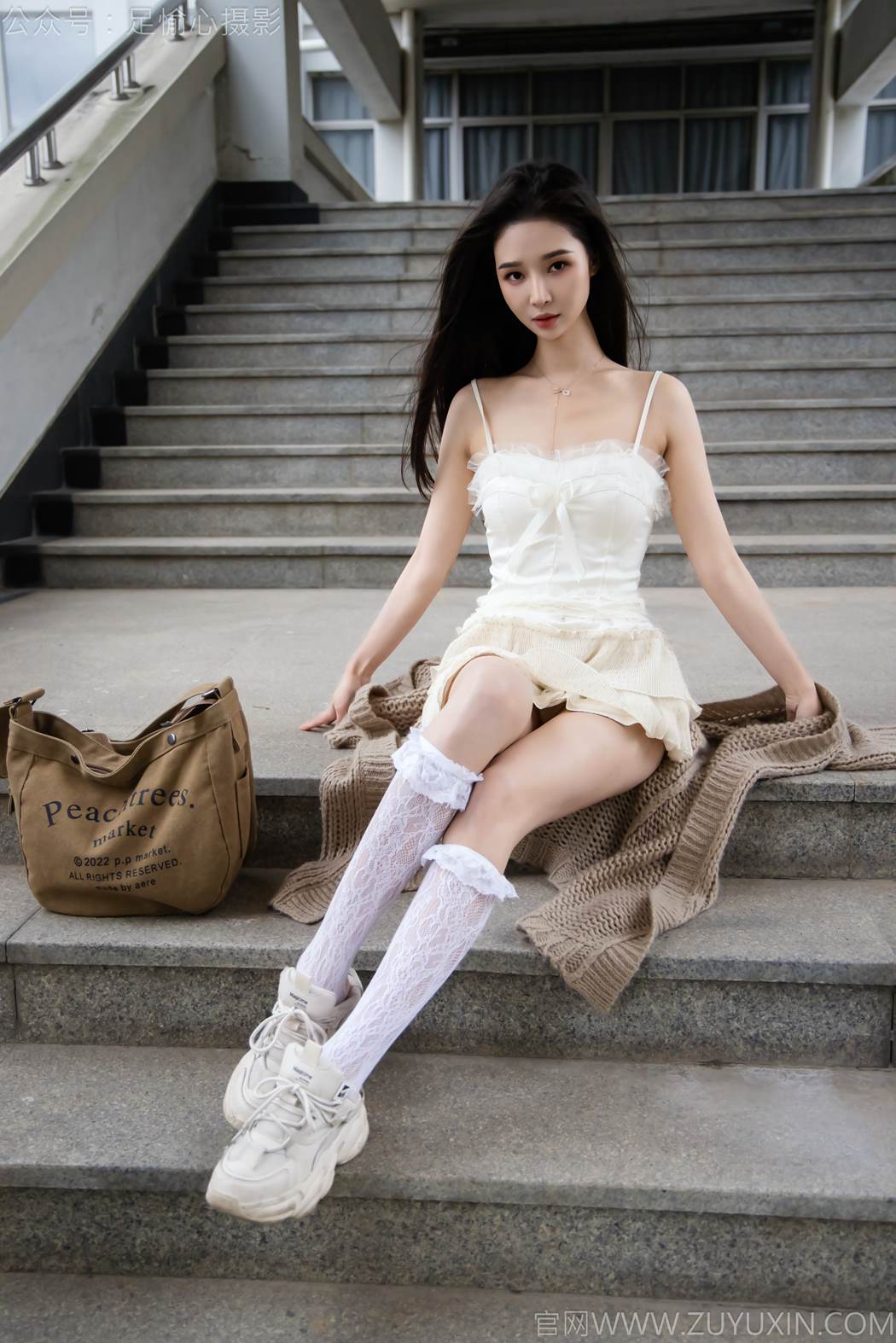 图片[111]-足愉心 NO.017 南南（搭配：针织长衣、白色吊带、运动鞋、白色丝袜、裸足）[110P] – 速更版-美库