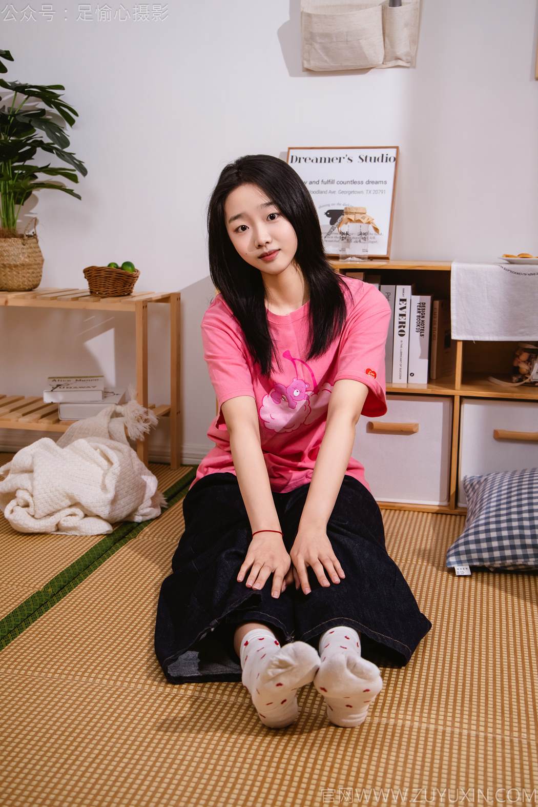 图片[11]-足愉心 NO.018 奶芙（搭配：粉色T恤、牛仔长裤、运动鞋、白色棉袜、裸足）[82P] – 速更版-美库