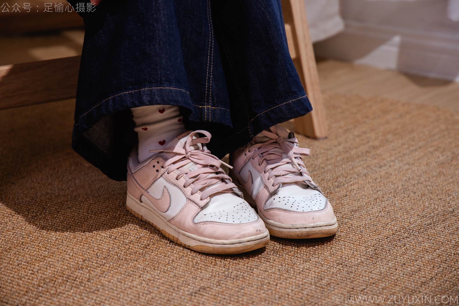 图片[12]-足愉心 NO.018 奶芙（搭配：粉色T恤、牛仔长裤、运动鞋、白色棉袜、裸足）[82P] – 速更版-美库