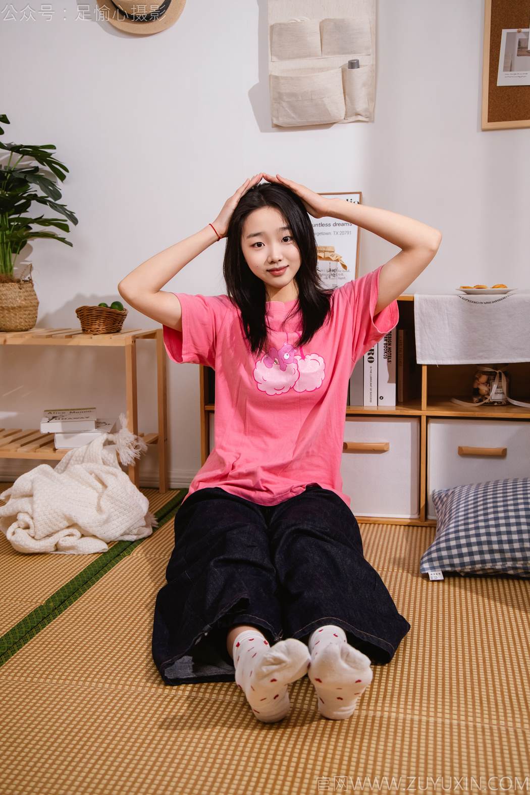 图片[23]-足愉心 NO.018 奶芙（搭配：粉色T恤、牛仔长裤、运动鞋、白色棉袜、裸足）[82P] – 速更版-美库