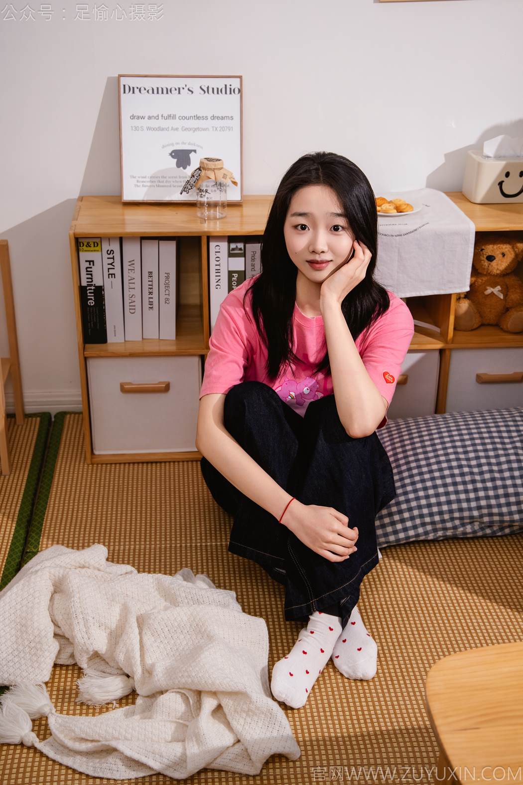 图片[24]-足愉心 NO.018 奶芙（搭配：粉色T恤、牛仔长裤、运动鞋、白色棉袜、裸足）[82P] – 速更版-美库