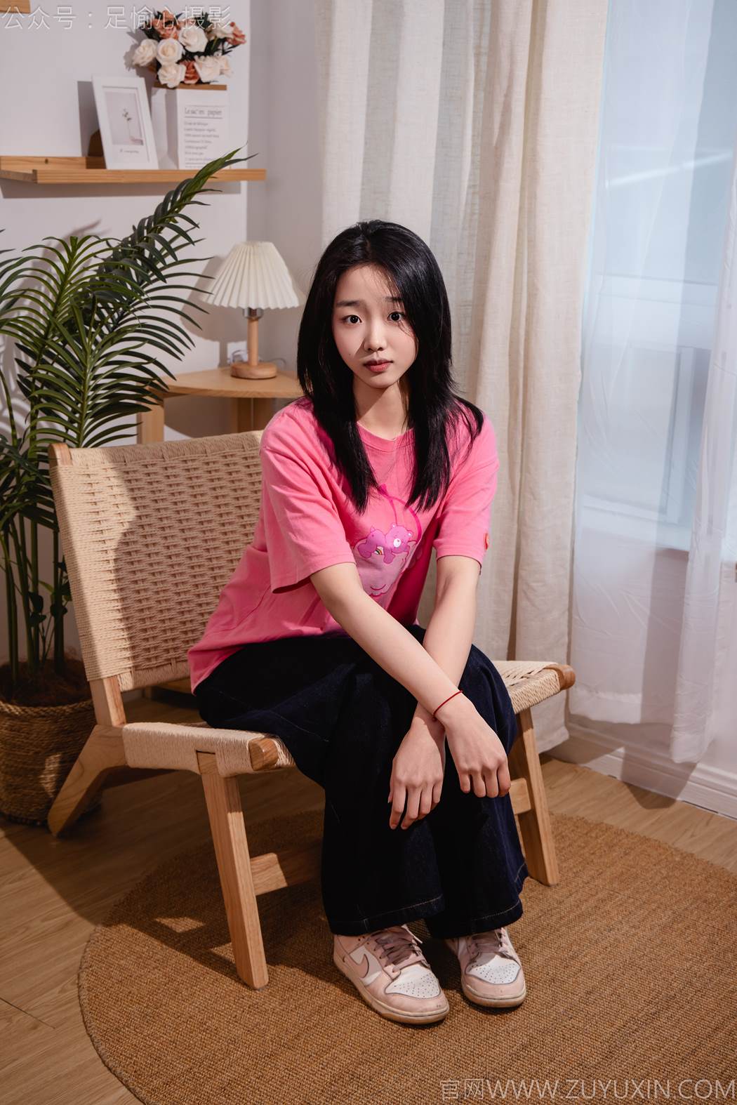图片[28]-足愉心 NO.018 奶芙（搭配：粉色T恤、牛仔长裤、运动鞋、白色棉袜、裸足）[82P] – 速更版-美库