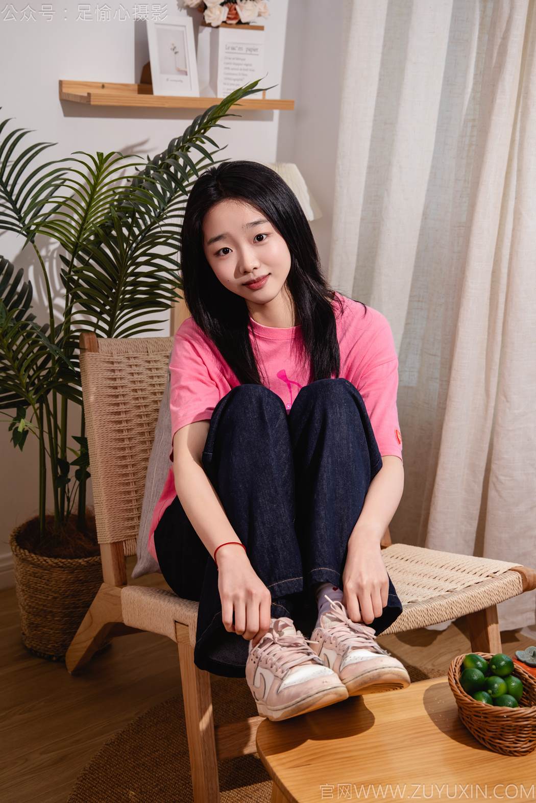 图片[32]-足愉心 NO.018 奶芙（搭配：粉色T恤、牛仔长裤、运动鞋、白色棉袜、裸足）[82P] – 速更版-美库
