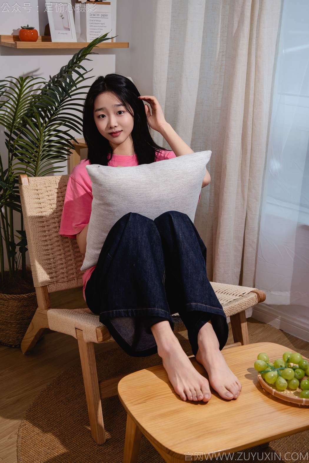 图片[35]-足愉心 NO.018 奶芙（搭配：粉色T恤、牛仔长裤、运动鞋、白色棉袜、裸足）[82P] – 速更版-美库