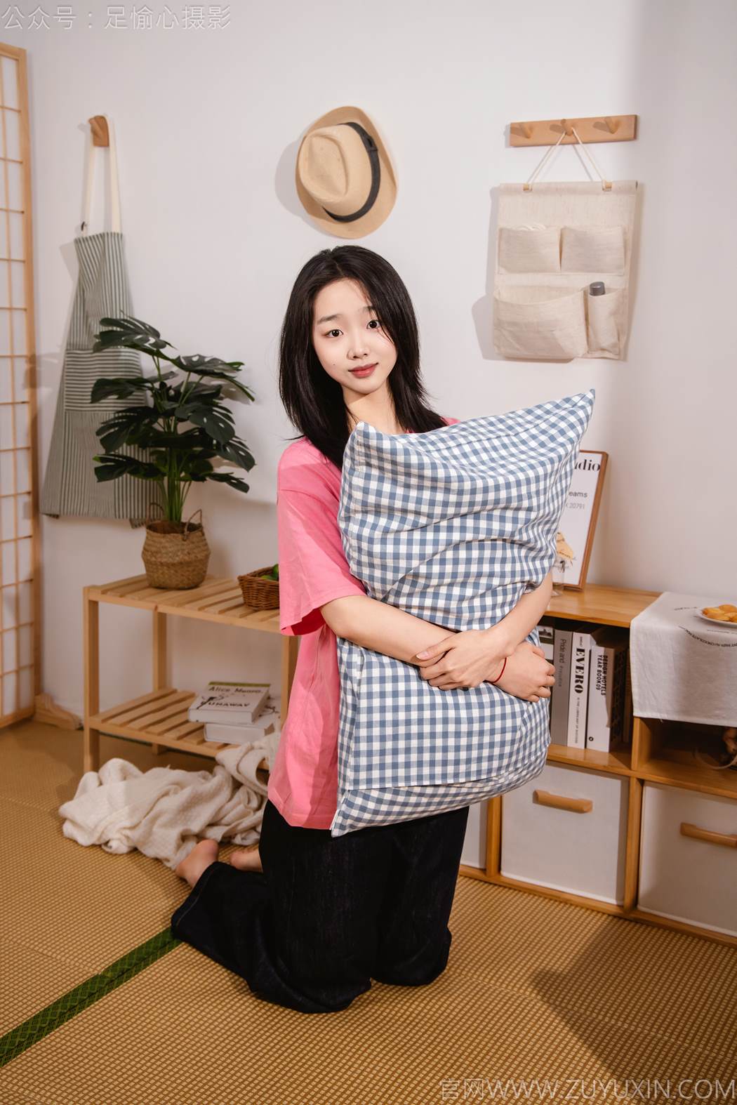 图片[39]-足愉心 NO.018 奶芙（搭配：粉色T恤、牛仔长裤、运动鞋、白色棉袜、裸足）[82P] – 速更版-美库