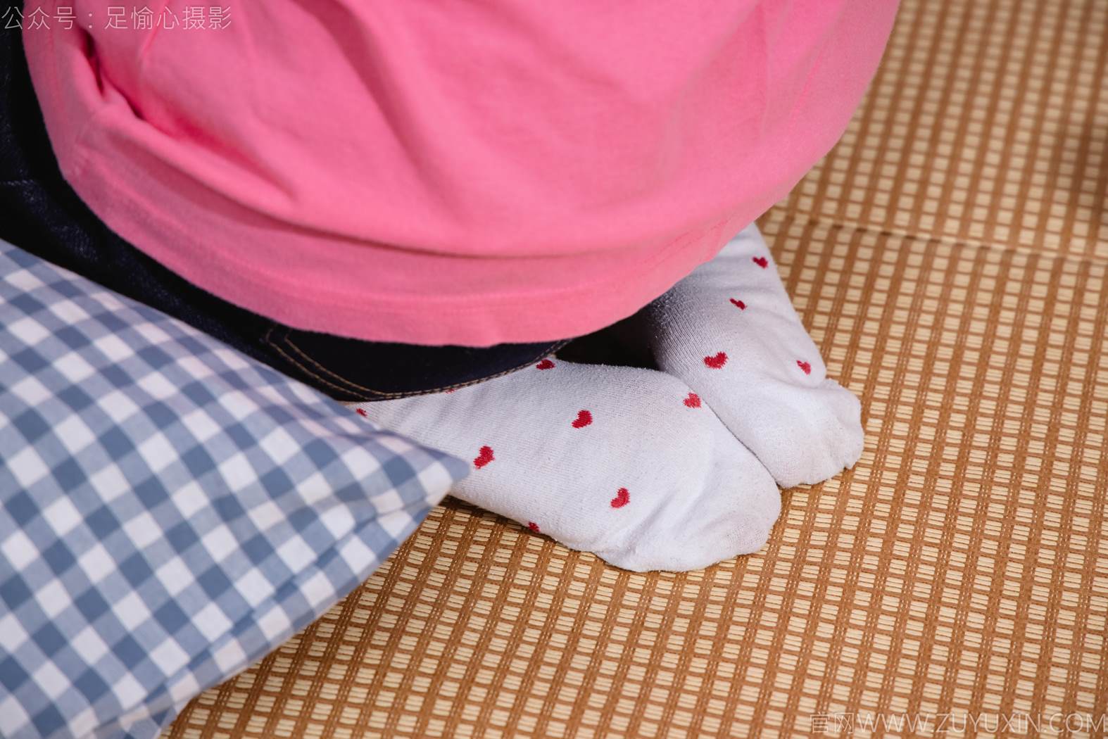 图片[44]-足愉心 NO.018 奶芙（搭配：粉色T恤、牛仔长裤、运动鞋、白色棉袜、裸足）[82P] – 速更版-美库