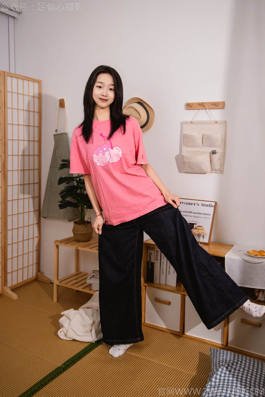图片[51]-足愉心 NO.018 奶芙（搭配：粉色T恤、牛仔长裤、运动鞋、白色棉袜、裸足）[82P] – 速更版-美库