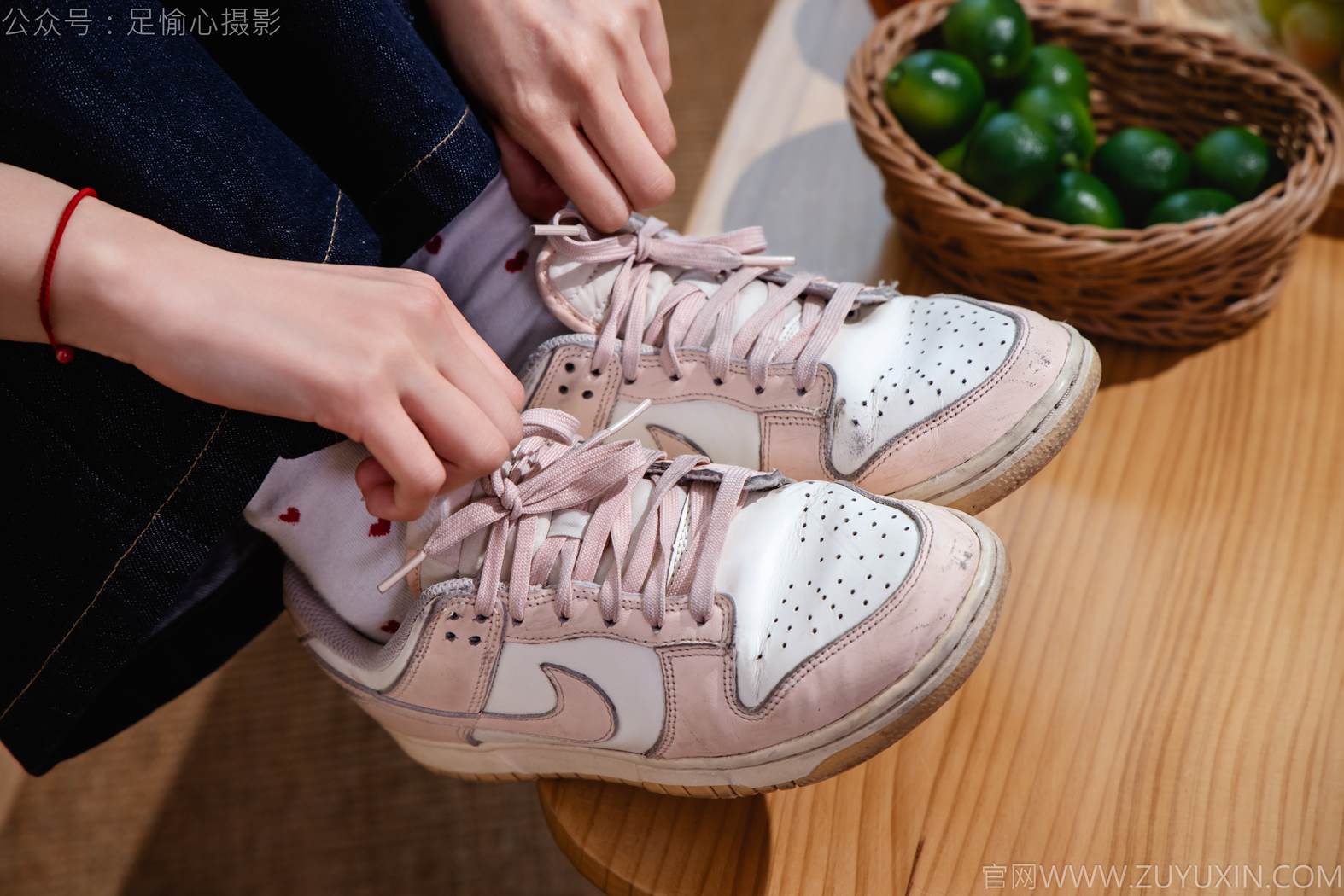 图片[57]-足愉心 NO.018 奶芙（搭配：粉色T恤、牛仔长裤、运动鞋、白色棉袜、裸足）[82P] – 速更版-美库