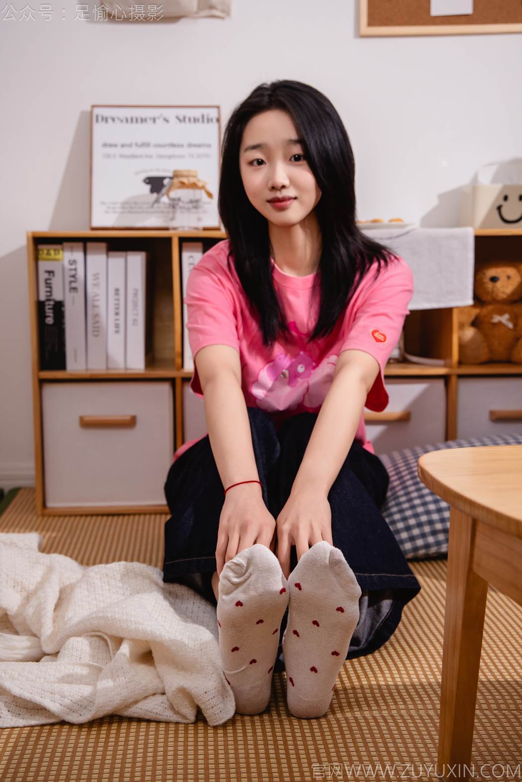 图片[58]-足愉心 NO.018 奶芙（搭配：粉色T恤、牛仔长裤、运动鞋、白色棉袜、裸足）[82P] – 速更版-美库