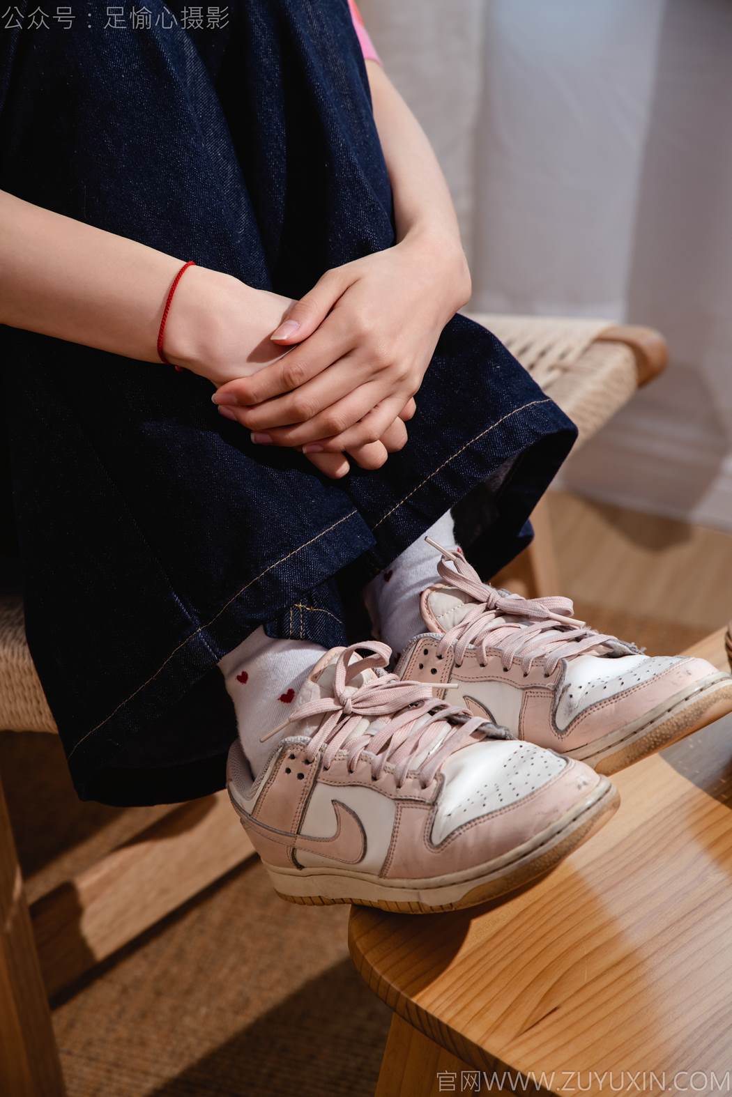 图片[60]-足愉心 NO.018 奶芙（搭配：粉色T恤、牛仔长裤、运动鞋、白色棉袜、裸足）[82P] – 速更版-美库