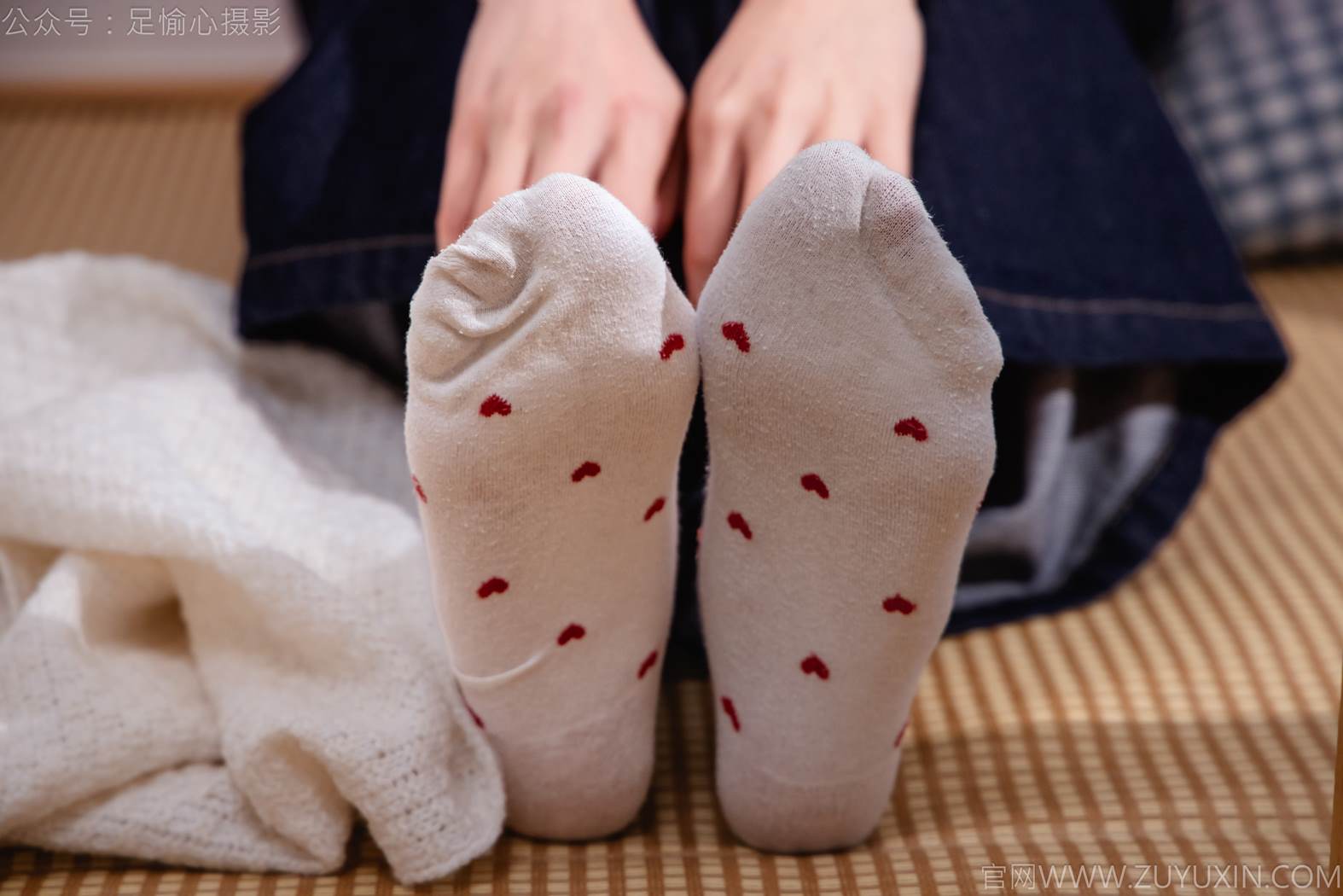 图片[70]-足愉心 NO.018 奶芙（搭配：粉色T恤、牛仔长裤、运动鞋、白色棉袜、裸足）[82P] – 速更版-美库