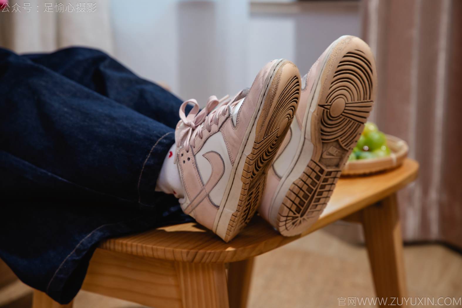 图片[71]-足愉心 NO.018 奶芙（搭配：粉色T恤、牛仔长裤、运动鞋、白色棉袜、裸足）[82P] – 速更版-美库