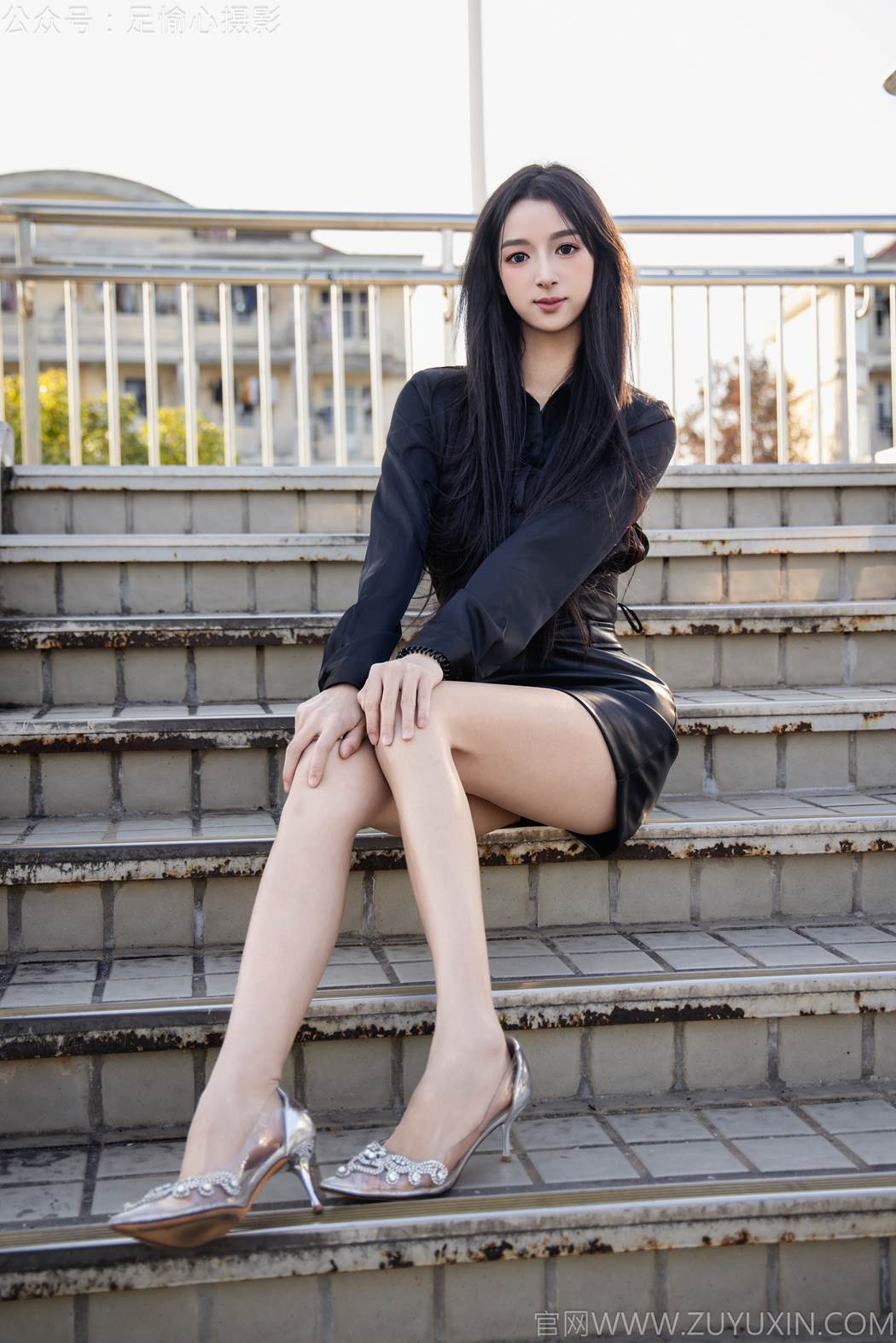 图片[37]-足愉心 NO.020 云悦（搭配：黑色衬衫、皮裙、高跟鞋、裸足）[100P] – 速更版-美库