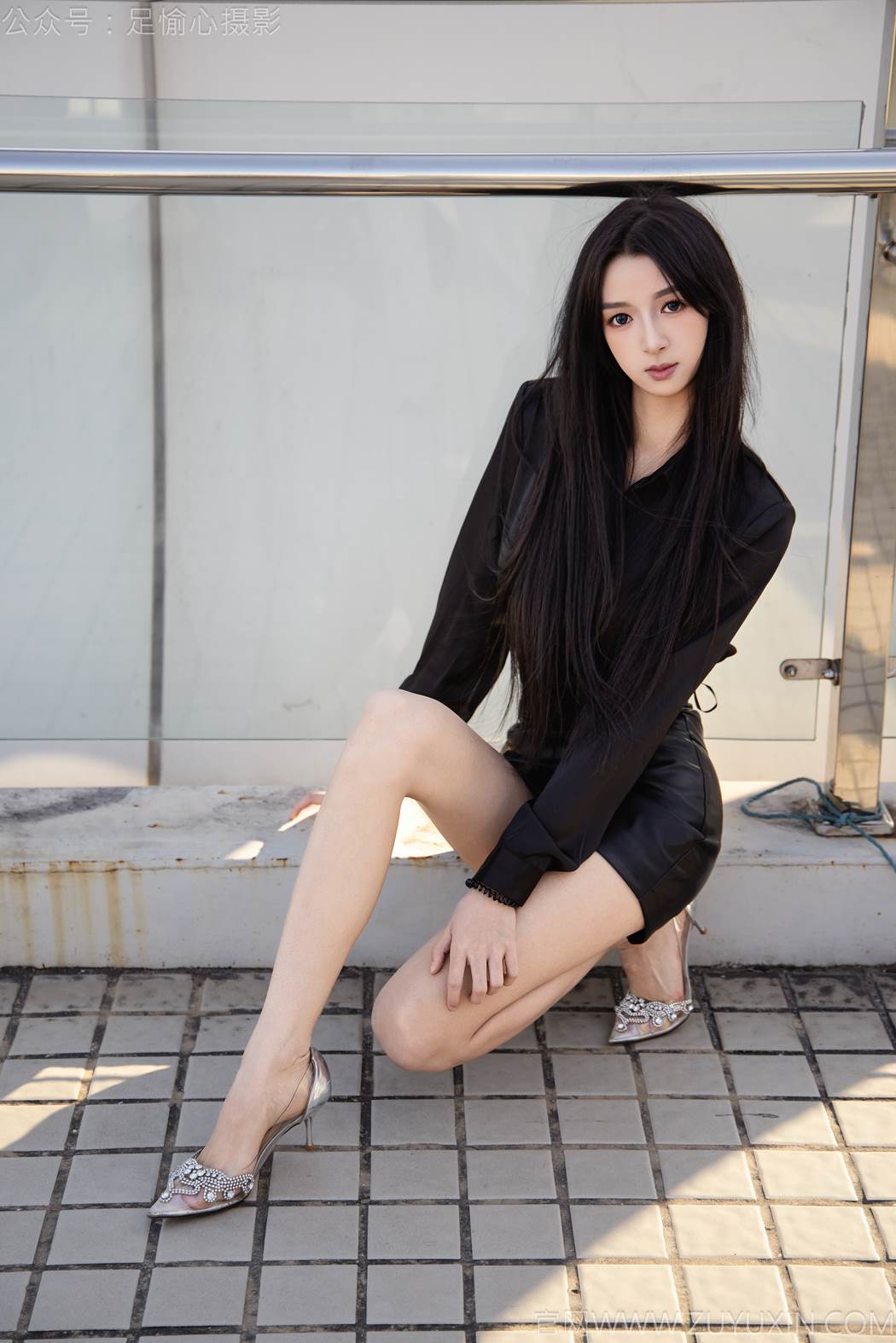 图片[81]-足愉心 NO.020 云悦（搭配：黑色衬衫、皮裙、高跟鞋、裸足）[100P] – 速更版-美库