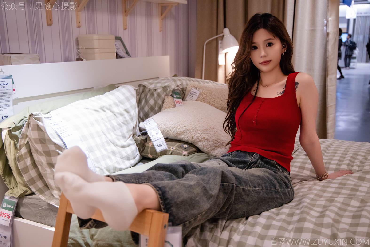 图片[25]-足愉心 NO.021 心凌（搭配：红色吊带、牛仔长裤、宽松板鞋、白色棉袜、裸足）[93P] – 速更版-美库